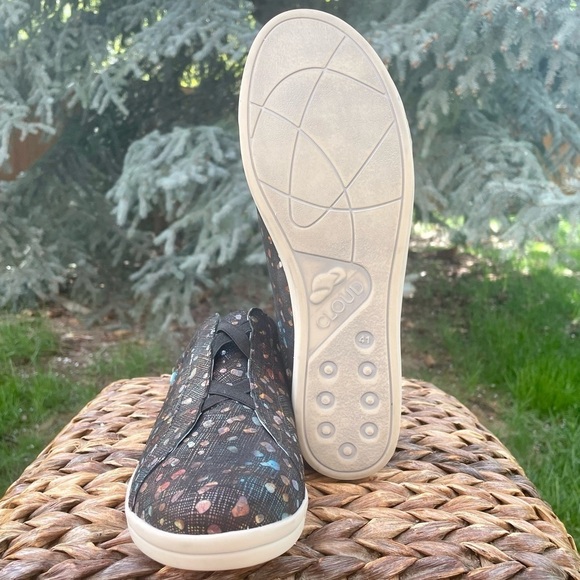 CLOUD Aika Bubble Print Luxurious leather Slip on Backless Mule Slide sneaker. - Picture 4 of 6